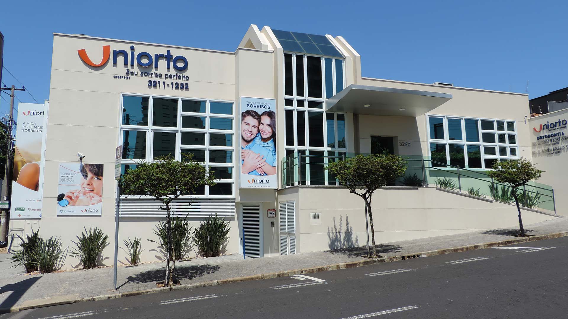 Fachada da clínica Uniorto, com o letreiro da marca sobre a entrada