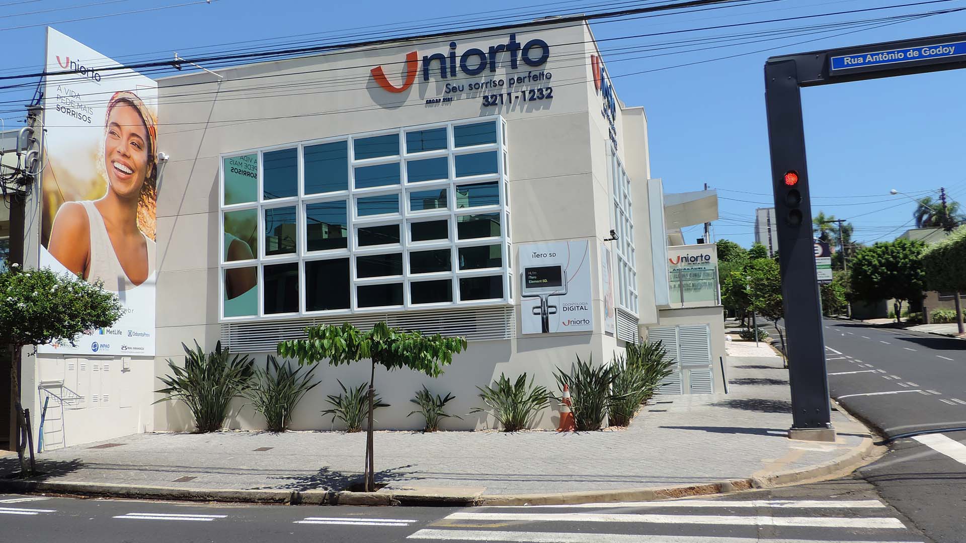 Sala de atendimento da Uniorto, com ambientação temática de galáxia nas paredes e no teto