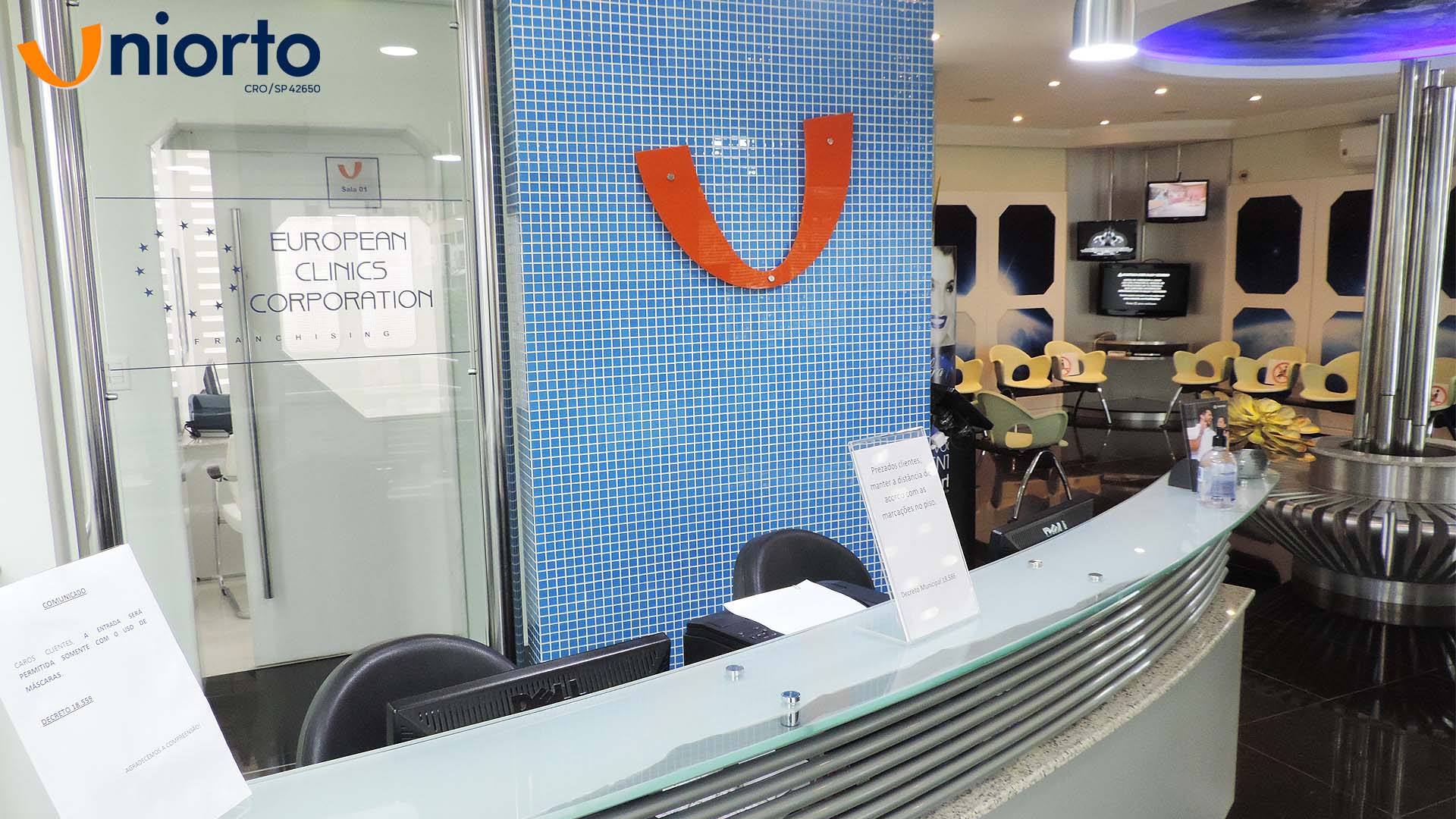 Sala de atendimento da Uniorto, com ambientação temática de galáxia nas paredes e no teto