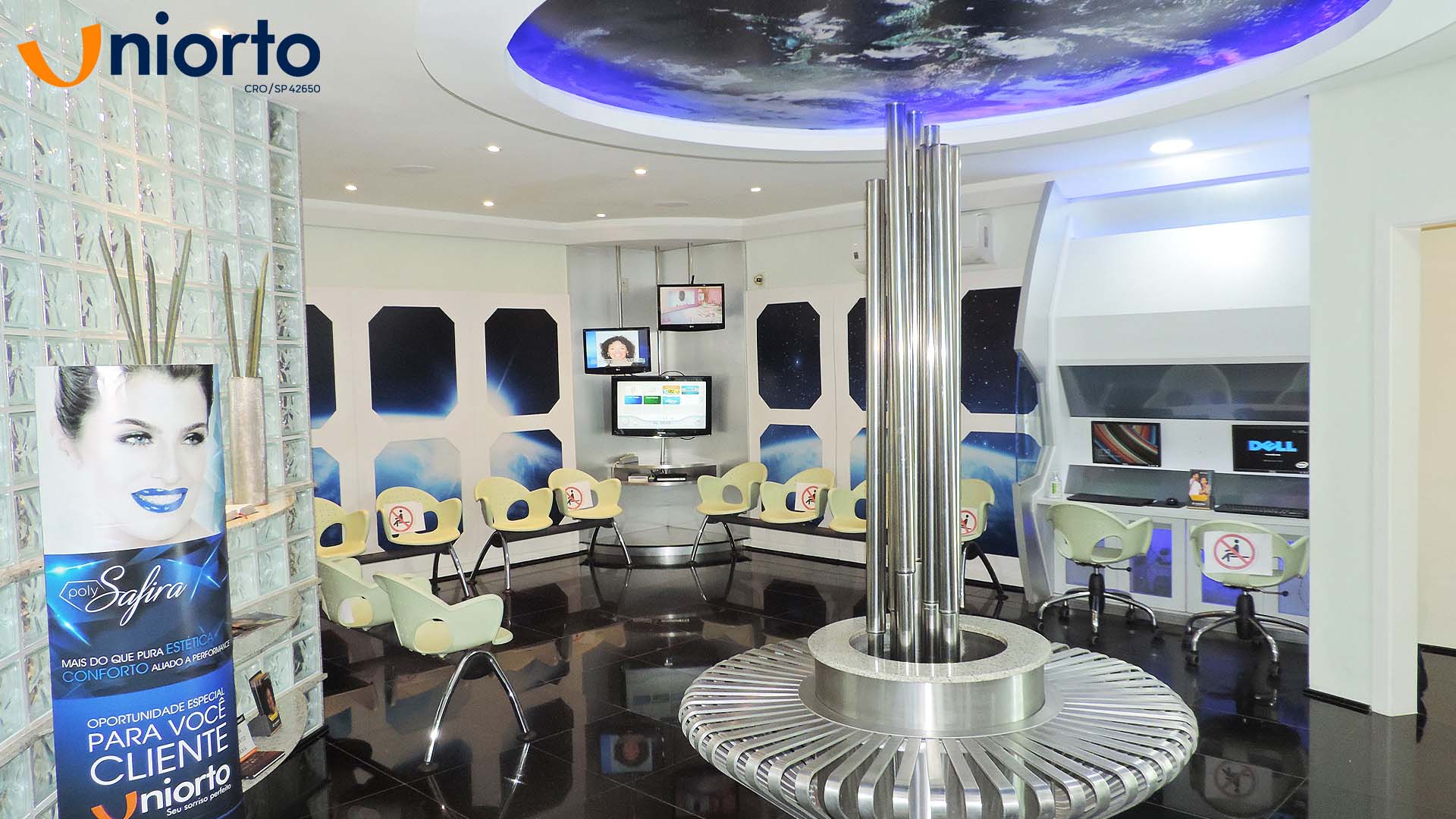 Sala de atendimento da Uniorto, com ambientação temática de galáxia nas paredes e no teto