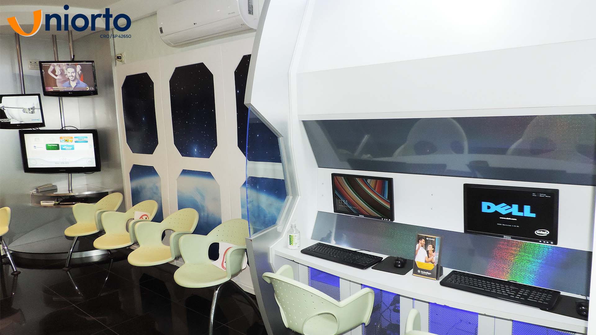 Sala de atendimento da Uniorto, com ambientação temática de galáxia nas paredes e no teto