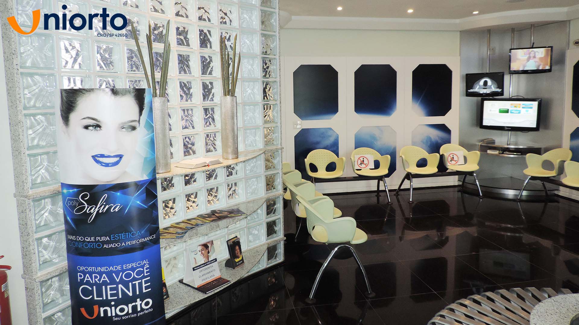 Sala de atendimento da Uniorto, com ambientação temática de galáxia nas paredes e no teto