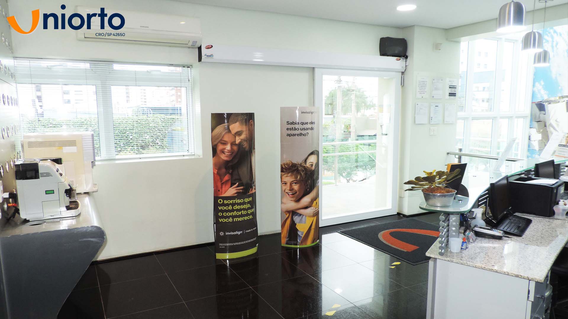 Sala de atendimento da Uniorto, com ambientação temática de galáxia nas paredes e no teto