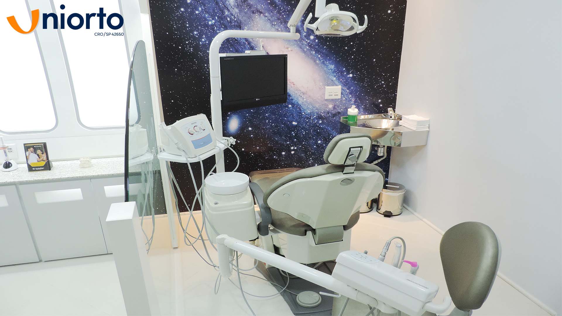 Ambiente interno da Uniorto, com decoração temática de galáxia nas paredes e no teto