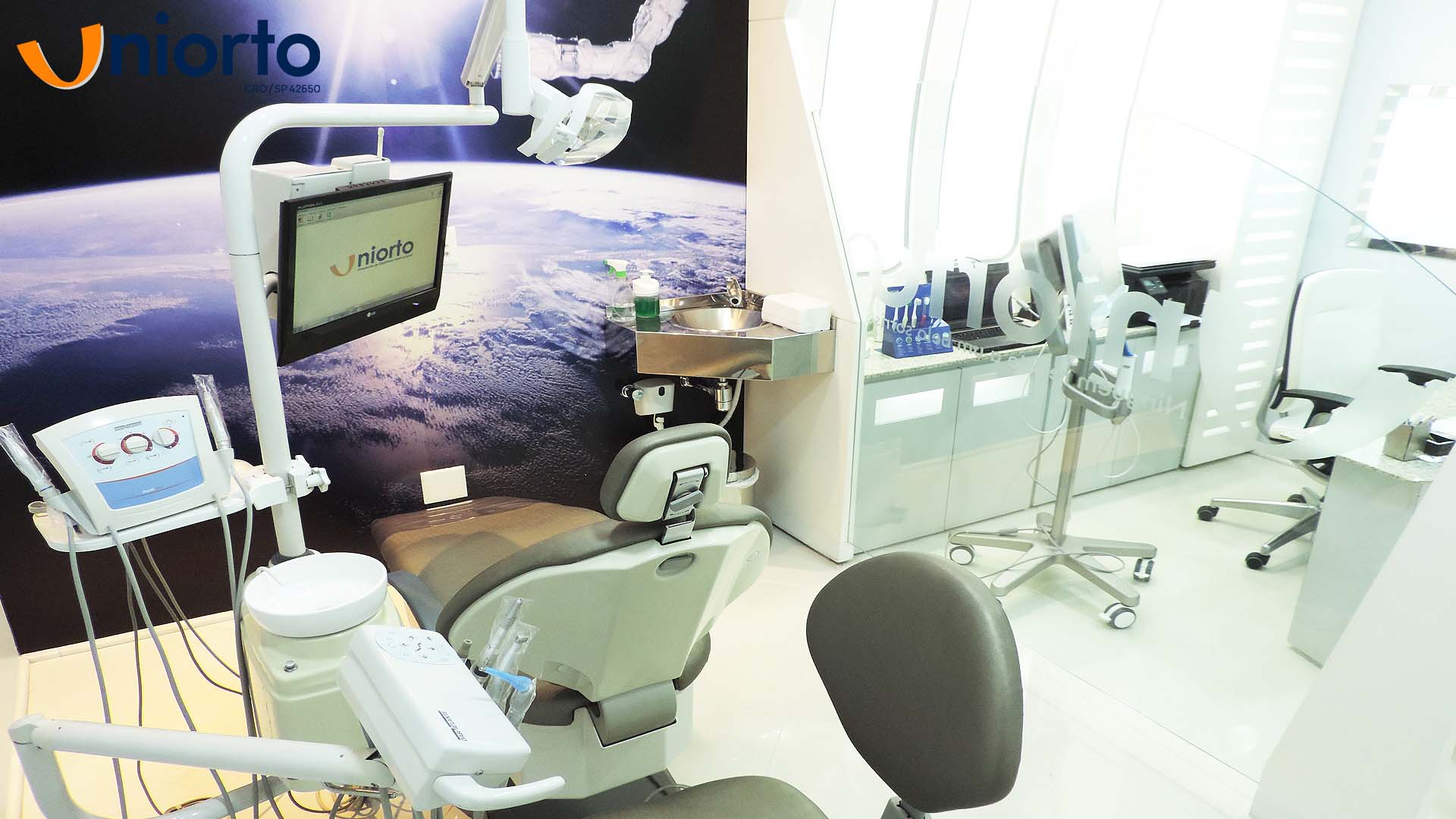 Ambiente interno da Uniorto, com decoração temática de galáxia nas paredes e no teto