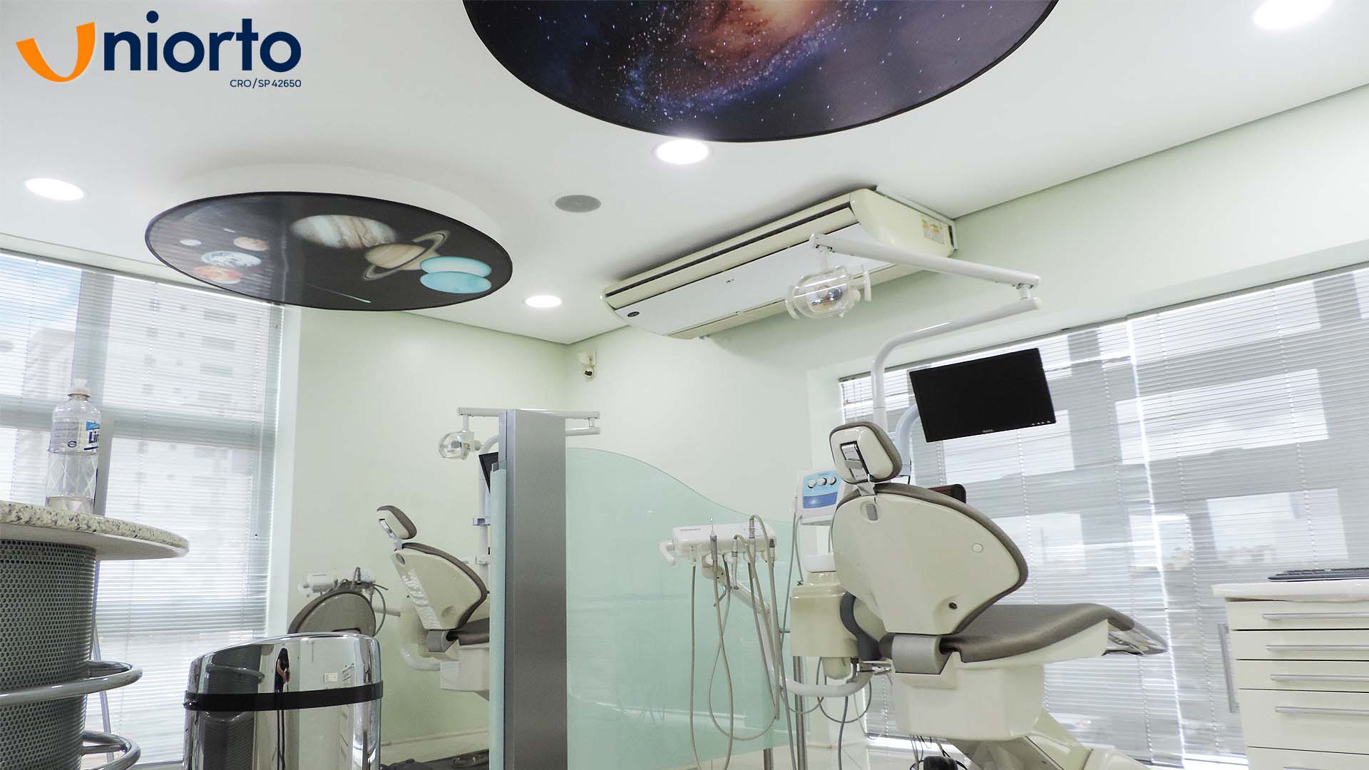 Ambiente interno da Uniorto, com decoração temática de galáxia nas paredes e no teto