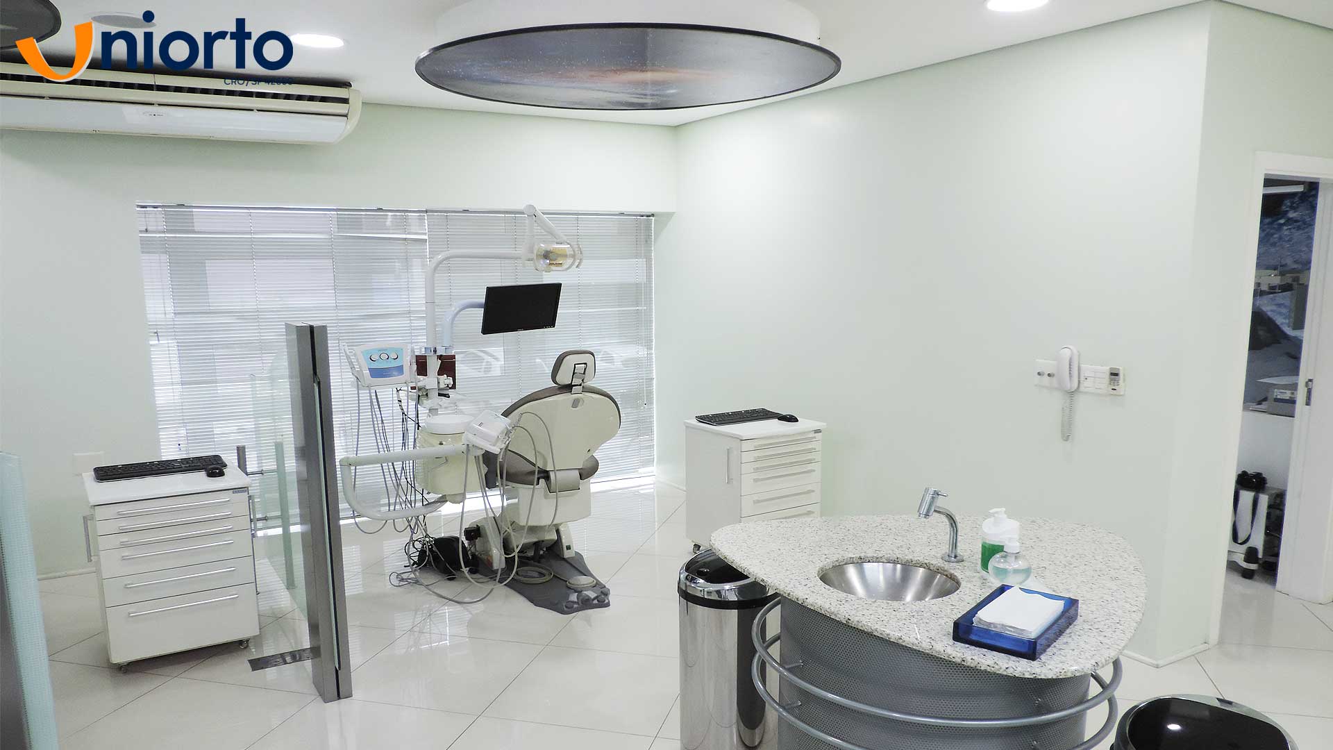 Ambiente interno da Uniorto, com decoração temática de galáxia nas paredes e no teto