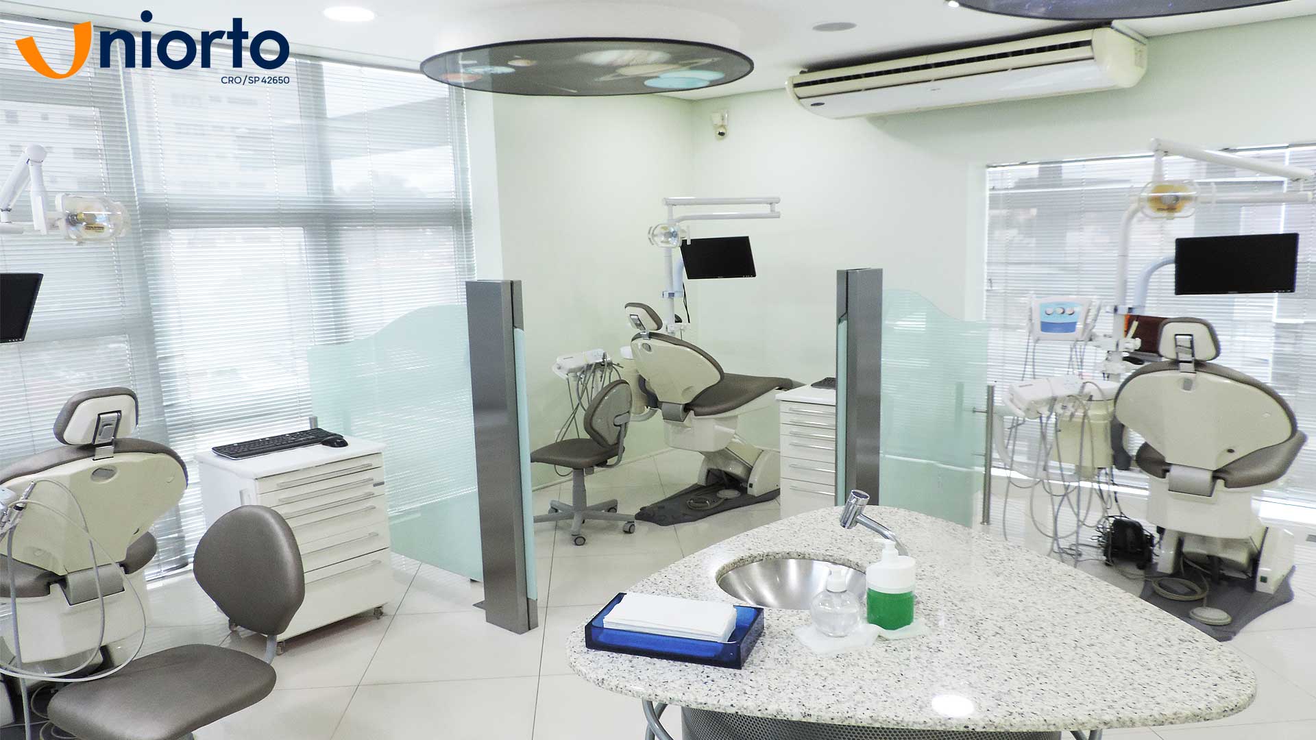 Ambiente interno da Uniorto, com decoração temática de galáxia nas paredes e no teto